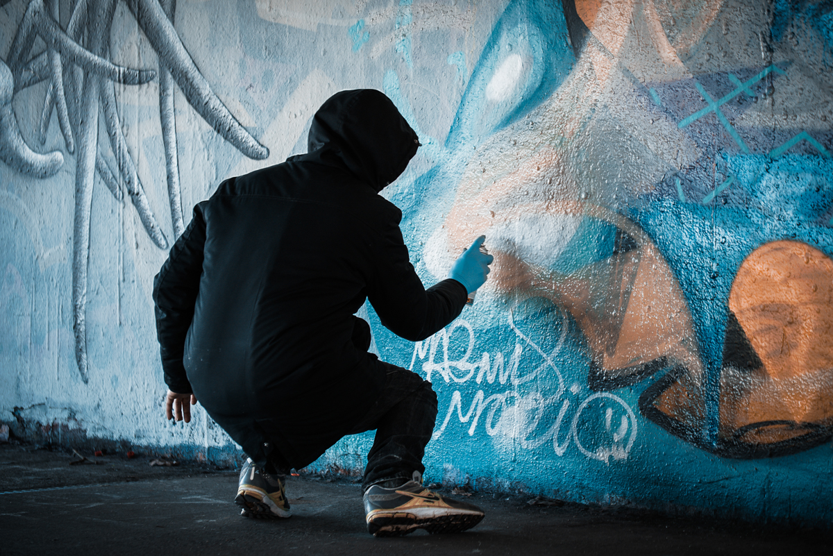 65-2303-Graffiti-spuiter gespot.jpg